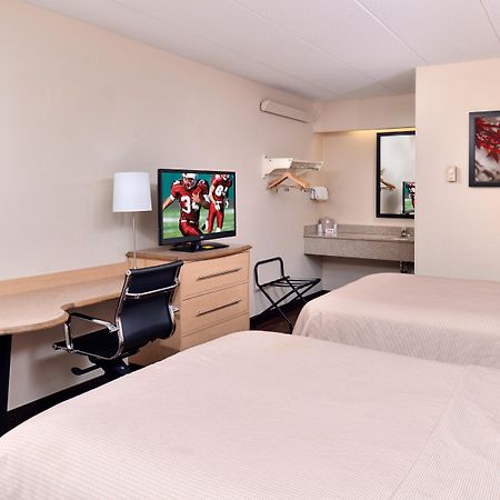 Super 8 By Wyndham Deerfield - Northbrook Hotel Eksteriør billede