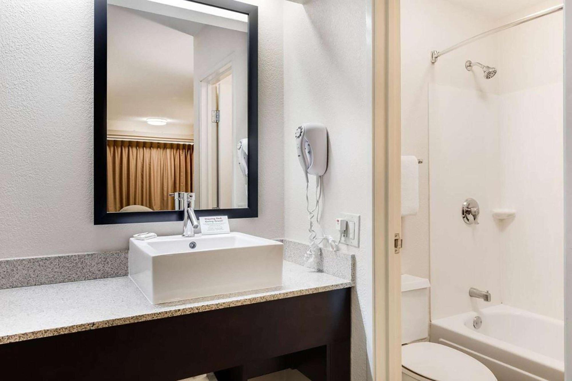 Super 8 By Wyndham Deerfield - Northbrook Hotel Eksteriør billede