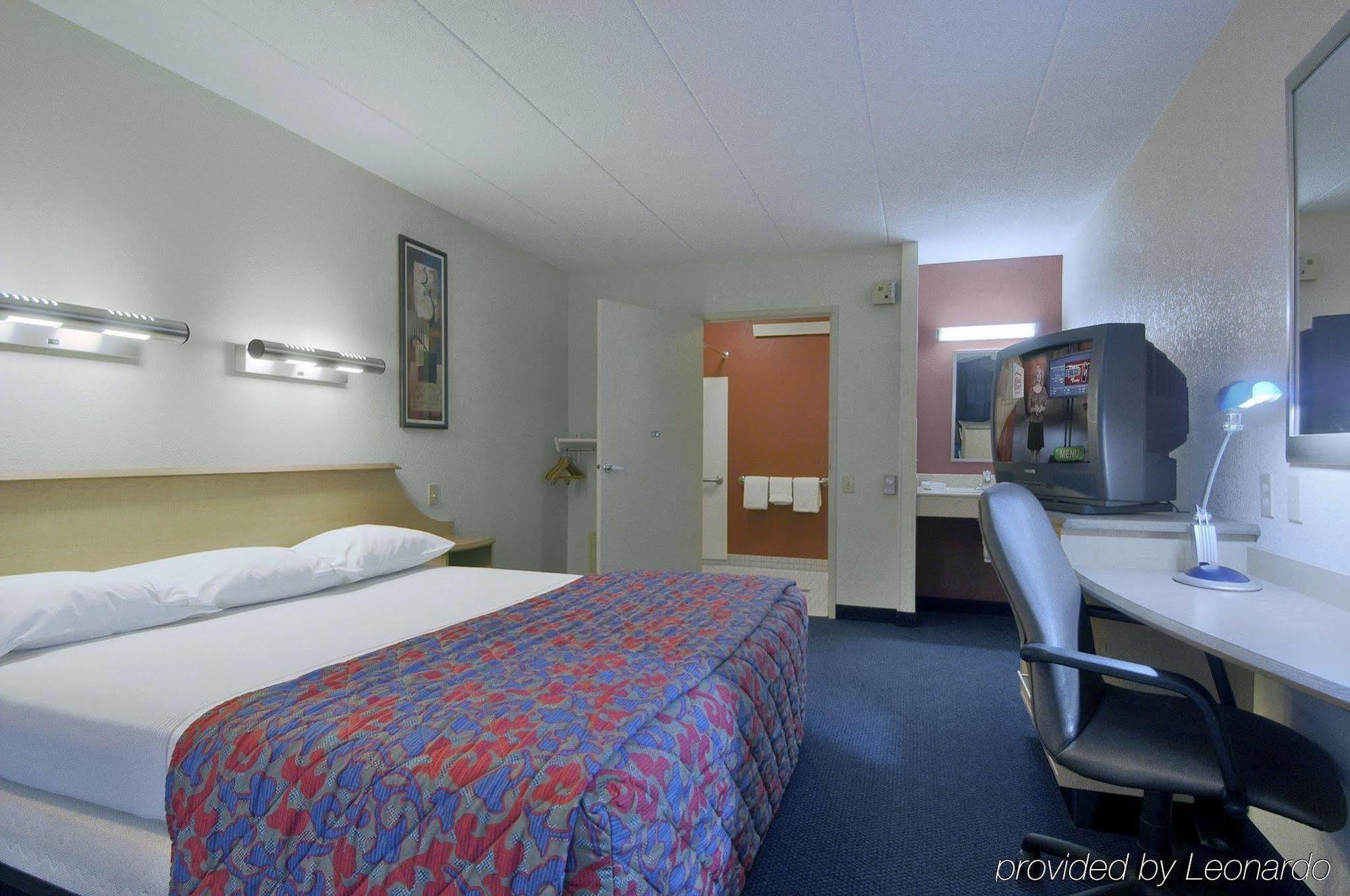 Super 8 By Wyndham Deerfield - Northbrook Hotel Eksteriør billede
